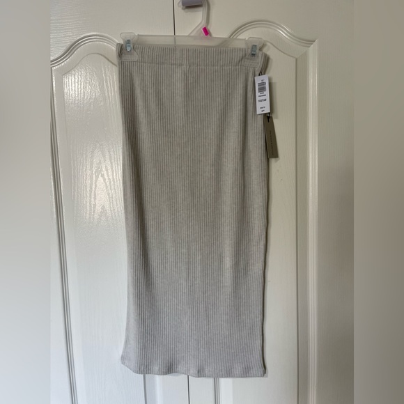 Aritzia Taverse Skirt - Picture 5 of 7